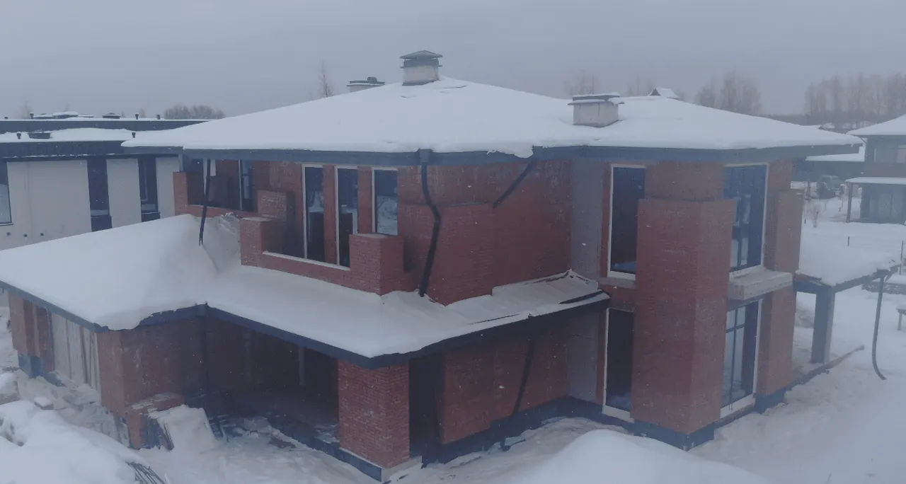 Петергофские Дачи: фотография кирпичного фасада и кровли во время строительства