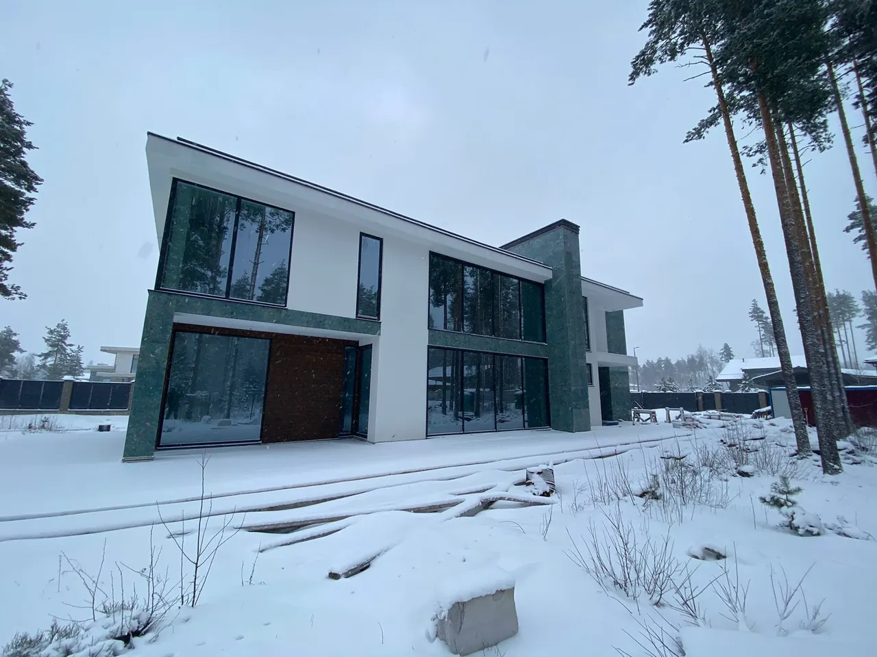 Репино Парк: фотография двухэтажного фасада с панорамными окнами